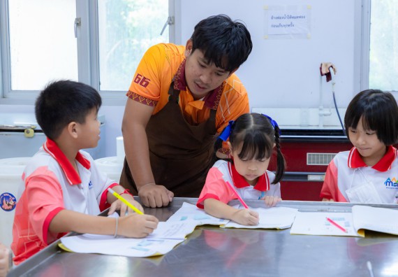 ภาพกิจกรรม  คณะวิทยาศาสตร์และเทคโนโลยี มหาวิทยาลัยราชภัฏกำแพงเพชร ร่วมกับโรงเรียนอนุบาลกำแพงเพชร จัดกิจกรรมสะเต็มศึกษา ตามโครงการฝึกทักษะเพื่อพัฒนาอุจฉริยะภาพวิทยาศาสตร์