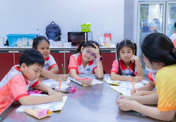 ภาพกิจกรรม  คณะวิทยาศาสตร์และเทคโนโลยี มหาวิทยาลัยราชภัฏกำแพงเพชร ร่วมกับโรงเรียนอนุบาลกำแพงเพชร จัดกิจกรรมสะเต็มศึกษา ตามโครงการฝึกทักษะเพื่อพัฒนาอุจฉริยะภาพวิทยาศาสตร์