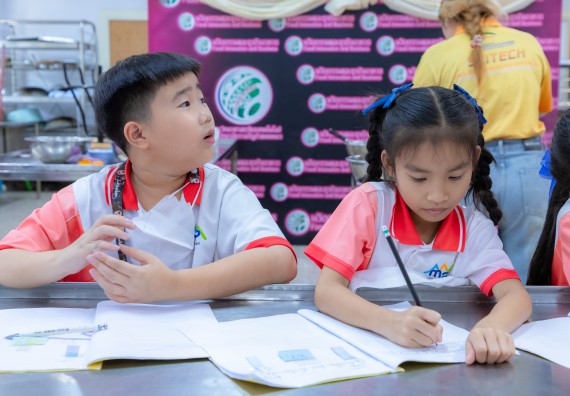 ภาพกิจกรรม  คณะวิทยาศาสตร์และเทคโนโลยี มหาวิทยาลัยราชภัฏกำแพงเพชร ร่วมกับโรงเรียนอนุบาลกำแพงเพชร จัดกิจกรรมสะเต็มศึกษา ตามโครงการฝึกทักษะเพื่อพัฒนาอุจฉริยะภาพวิทยาศาสตร์