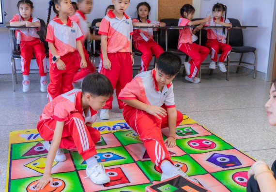 ภาพกิจกรรม  คณะวิทยาศาสตร์และเทคโนโลยี มหาวิทยาลัยราชภัฏกำแพงเพชร ร่วมกับโรงเรียนอนุบาลกำแพงเพชร จัดกิจกรรมสะเต็มศึกษา ตามโครงการฝึกทักษะเพื่อพัฒนาอุจฉริยะภาพวิทยาศาสตร์