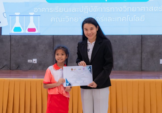 ภาพกิจกรรม  คณะวิทยาศาสตร์และเทคโนโลยี มหาวิทยาลัยราชภัฏกำแพงเพชร ร่วมกับโรงเรียนอนุบาลกำแพงเพชร จัดกิจกรรมสะเต็มศึกษา ตามโครงการฝึกทักษะเพื่อพัฒนาอุจฉริยะภาพวิทยาศาสตร์