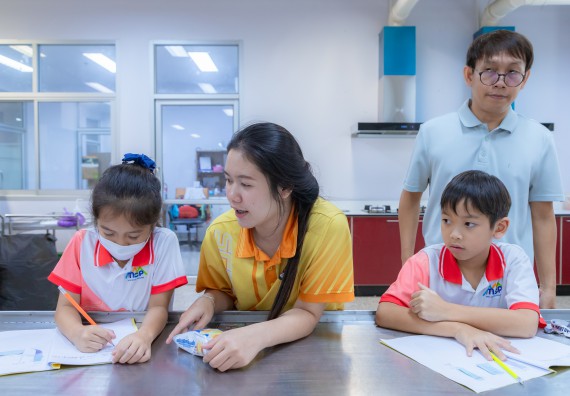 ภาพกิจกรรม  คณะวิทยาศาสตร์และเทคโนโลยี มหาวิทยาลัยราชภัฏกำแพงเพชร ร่วมกับโรงเรียนอนุบาลกำแพงเพชร จัดกิจกรรมสะเต็มศึกษา ตามโครงการฝึกทักษะเพื่อพัฒนาอุจฉริยะภาพวิทยาศาสตร์