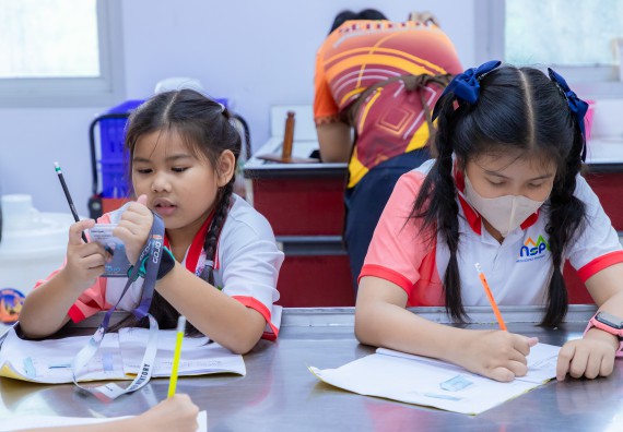 ภาพกิจกรรม  คณะวิทยาศาสตร์และเทคโนโลยี มหาวิทยาลัยราชภัฏกำแพงเพชร ร่วมกับโรงเรียนอนุบาลกำแพงเพชร จัดกิจกรรมสะเต็มศึกษา ตามโครงการฝึกทักษะเพื่อพัฒนาอุจฉริยะภาพวิทยาศาสตร์