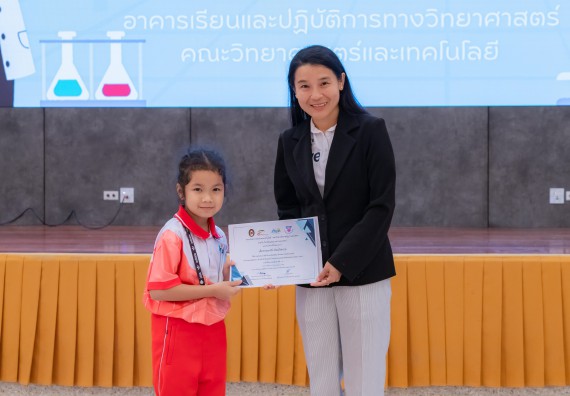 ภาพกิจกรรม  คณะวิทยาศาสตร์และเทคโนโลยี มหาวิทยาลัยราชภัฏกำแพงเพชร ร่วมกับโรงเรียนอนุบาลกำแพงเพชร จัดกิจกรรมสะเต็มศึกษา ตามโครงการฝึกทักษะเพื่อพัฒนาอุจฉริยะภาพวิทยาศาสตร์