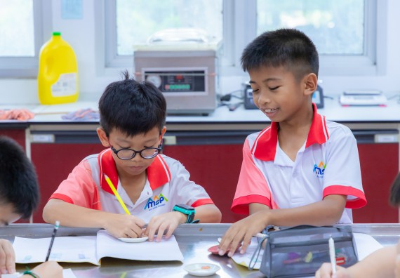 ภาพกิจกรรม  คณะวิทยาศาสตร์และเทคโนโลยี มหาวิทยาลัยราชภัฏกำแพงเพชร ร่วมกับโรงเรียนอนุบาลกำแพงเพชร จัดกิจกรรมสะเต็มศึกษา ตามโครงการฝึกทักษะเพื่อพัฒนาอุจฉริยะภาพวิทยาศาสตร์