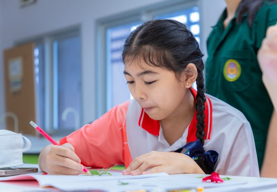 ภาพกิจกรรม คณะวิทยาศาสตร์และเทคโนโลยี มหาวิทยาลัยราชภัฏกำแพงเพชร ร่วมกับโรงเรียนอนุบาลกำแพงเพชร จัดกิจกรรมสะเต็มศึกษา ตามโครงการฝึกทักษะเพื่อพัฒนาอุจฉริยะภาพวิทยาศาสตร์