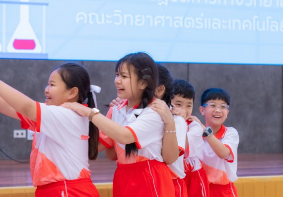 ภาพกิจกรรม คณะวิทยาศาสตร์และเทคโนโลยี มหาวิทยาลัยราชภัฏกำแพงเพชร ร่วมกับโรงเรียนอนุบาลกำแพงเพชร จัดกิจกรรมสะเต็มศึกษา ตามโครงการฝึกทักษะเพื่อพัฒนาอุจฉริยะภาพวิทยาศาสตร์