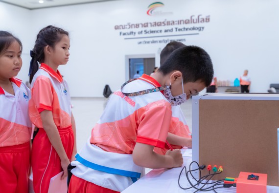 ภาพกิจกรรม คณะวิทยาศาสตร์และเทคโนโลยี มหาวิทยาลัยราชภัฏกำแพงเพชร ร่วมกับโรงเรียนอนุบาลกำแพงเพชร จัดกิจกรรมสะเต็มศึกษา ตามโครงการฝึกทักษะเพื่อพัฒนาอุจฉริยะภาพวิทยาศาสตร์