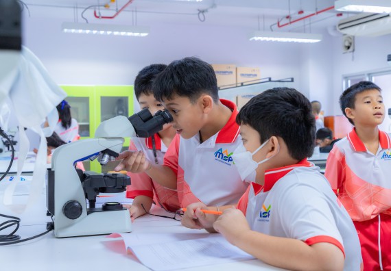 ภาพกิจกรรม คณะวิทยาศาสตร์และเทคโนโลยี มหาวิทยาลัยราชภัฏกำแพงเพชร ร่วมกับโรงเรียนอนุบาลกำแพงเพชร จัดกิจกรรมสะเต็มศึกษา ตามโครงการฝึกทักษะเพื่อพัฒนาอุจฉริยะภาพวิทยาศาสตร์