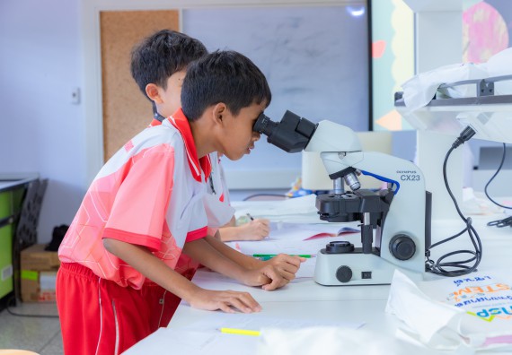 ภาพกิจกรรม คณะวิทยาศาสตร์และเทคโนโลยี มหาวิทยาลัยราชภัฏกำแพงเพชร ร่วมกับโรงเรียนอนุบาลกำแพงเพชร จัดกิจกรรมสะเต็มศึกษา ตามโครงการฝึกทักษะเพื่อพัฒนาอุจฉริยะภาพวิทยาศาสตร์