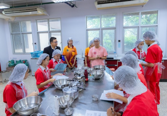 ภาพกิจกรรม  คณะวิทยาศาสตร์และเทคโนโลยี มหาวิทยาลัยราชภัฏกำแพงเพชร ร่วมกับโรงเรียนกำแพงเพชรพิทยาคม จัดกิจกรรมค่ายวิทยาศาสตร์นักเรียนห้องเรียนพิเศษวิทยาศาสตร์