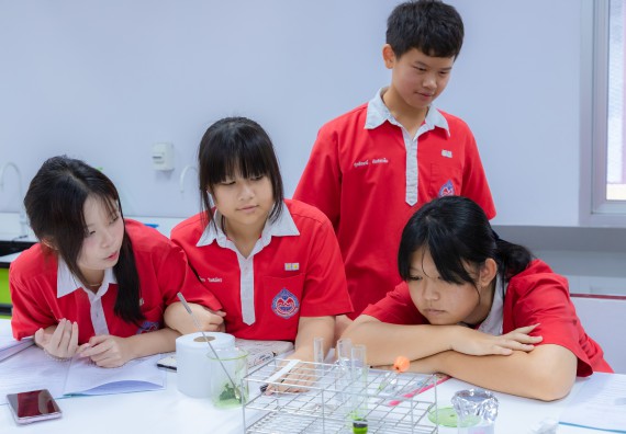 ภาพกิจกรรม  คณะวิทยาศาสตร์และเทคโนโลยี มหาวิทยาลัยราชภัฏกำแพงเพชร ร่วมกับโรงเรียนกำแพงเพชรพิทยาคม จัดกิจกรรมค่ายวิทยาศาสตร์นักเรียนห้องเรียนพิเศษวิทยาศาสตร์