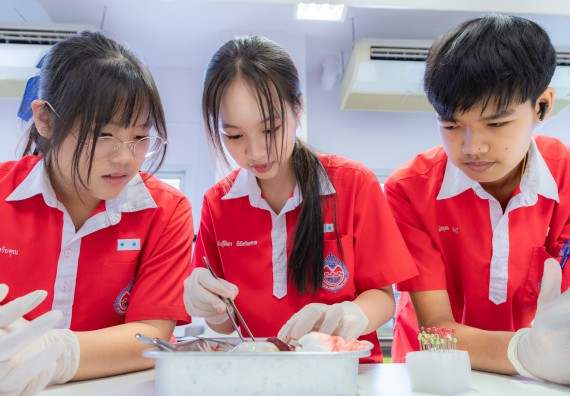 ภาพกิจกรรม  คณะวิทยาศาสตร์และเทคโนโลยี มหาวิทยาลัยราชภัฏกำแพงเพชร ร่วมกับโรงเรียนกำแพงเพชรพิทยาคม จัดกิจกรรมค่ายวิทยาศาสตร์นักเรียนห้องเรียนพิเศษวิทยาศาสตร์