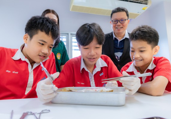 ภาพกิจกรรม  คณะวิทยาศาสตร์และเทคโนโลยี มหาวิทยาลัยราชภัฏกำแพงเพชร ร่วมกับโรงเรียนกำแพงเพชรพิทยาคม จัดกิจกรรมค่ายวิทยาศาสตร์นักเรียนห้องเรียนพิเศษวิทยาศาสตร์