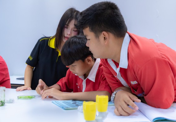 ภาพกิจกรรม  คณะวิทยาศาสตร์และเทคโนโลยี มหาวิทยาลัยราชภัฏกำแพงเพชร ร่วมกับโรงเรียนกำแพงเพชรพิทยาคม จัดกิจกรรมค่ายวิทยาศาสตร์นักเรียนห้องเรียนพิเศษวิทยาศาสตร์