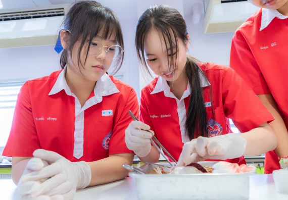 ภาพกิจกรรม  คณะวิทยาศาสตร์และเทคโนโลยี มหาวิทยาลัยราชภัฏกำแพงเพชร ร่วมกับโรงเรียนกำแพงเพชรพิทยาคม จัดกิจกรรมค่ายวิทยาศาสตร์นักเรียนห้องเรียนพิเศษวิทยาศาสตร์