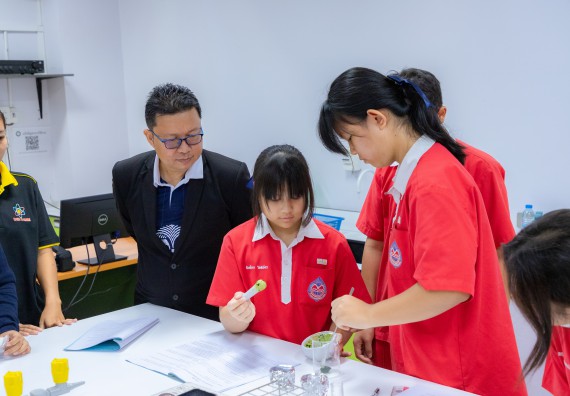 ภาพกิจกรรม  คณะวิทยาศาสตร์และเทคโนโลยี มหาวิทยาลัยราชภัฏกำแพงเพชร ร่วมกับโรงเรียนกำแพงเพชรพิทยาคม จัดกิจกรรมค่ายวิทยาศาสตร์นักเรียนห้องเรียนพิเศษวิทยาศาสตร์