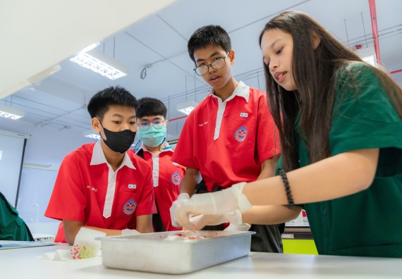 ภาพกิจกรรม  คณะวิทยาศาสตร์และเทคโนโลยี มหาวิทยาลัยราชภัฏกำแพงเพชร ร่วมกับโรงเรียนกำแพงเพชรพิทยาคม จัดกิจกรรมค่ายวิทยาศาสตร์นักเรียนห้องเรียนพิเศษวิทยาศาสตร์