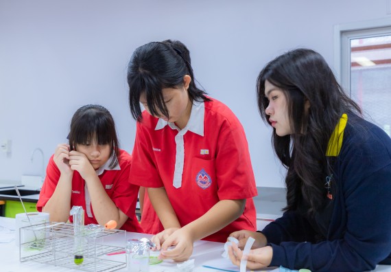 ภาพกิจกรรม  คณะวิทยาศาสตร์และเทคโนโลยี มหาวิทยาลัยราชภัฏกำแพงเพชร ร่วมกับโรงเรียนกำแพงเพชรพิทยาคม จัดกิจกรรมค่ายวิทยาศาสตร์นักเรียนห้องเรียนพิเศษวิทยาศาสตร์