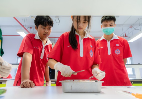 ภาพกิจกรรม  คณะวิทยาศาสตร์และเทคโนโลยี มหาวิทยาลัยราชภัฏกำแพงเพชร ร่วมกับโรงเรียนกำแพงเพชรพิทยาคม จัดกิจกรรมค่ายวิทยาศาสตร์นักเรียนห้องเรียนพิเศษวิทยาศาสตร์