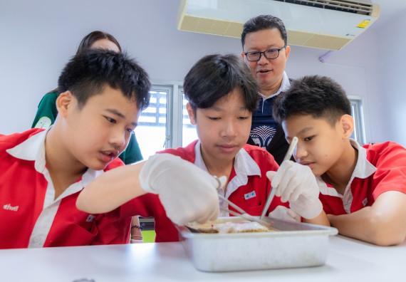 ภาพกิจกรรม  คณะวิทยาศาสตร์และเทคโนโลยี มหาวิทยาลัยราชภัฏกำแพงเพชร ร่วมกับโรงเรียนกำแพงเพชรพิทยาคม จัดกิจกรรมค่ายวิทยาศาสตร์นักเรียนห้องเรียนพิเศษวิทยาศาสตร์