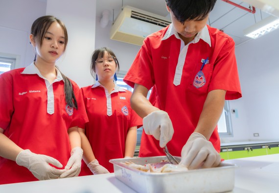 ภาพกิจกรรม  คณะวิทยาศาสตร์และเทคโนโลยี มหาวิทยาลัยราชภัฏกำแพงเพชร ร่วมกับโรงเรียนกำแพงเพชรพิทยาคม จัดกิจกรรมค่ายวิทยาศาสตร์นักเรียนห้องเรียนพิเศษวิทยาศาสตร์