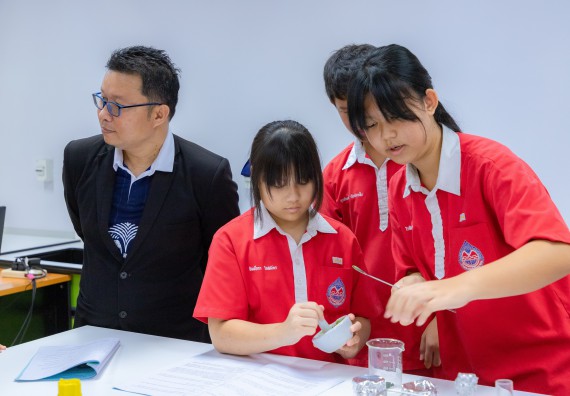 ภาพกิจกรรม  คณะวิทยาศาสตร์และเทคโนโลยี มหาวิทยาลัยราชภัฏกำแพงเพชร ร่วมกับโรงเรียนกำแพงเพชรพิทยาคม จัดกิจกรรมค่ายวิทยาศาสตร์นักเรียนห้องเรียนพิเศษวิทยาศาสตร์