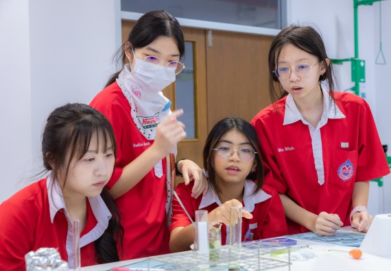 ภาพกิจกรรม  คณะวิทยาศาสตร์และเทคโนโลยี มหาวิทยาลัยราชภัฏกำแพงเพชร ร่วมกับโรงเรียนกำแพงเพชรพิทยาคม จัดกิจกรรมค่ายวิทยาศาสตร์นักเรียนห้องเรียนพิเศษวิทยาศาสตร์