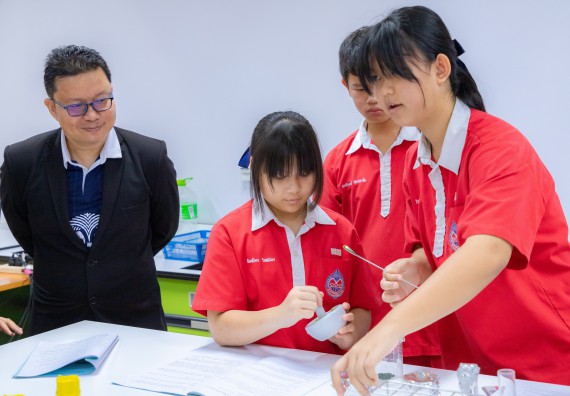 ภาพกิจกรรม  คณะวิทยาศาสตร์และเทคโนโลยี มหาวิทยาลัยราชภัฏกำแพงเพชร ร่วมกับโรงเรียนกำแพงเพชรพิทยาคม จัดกิจกรรมค่ายวิทยาศาสตร์นักเรียนห้องเรียนพิเศษวิทยาศาสตร์