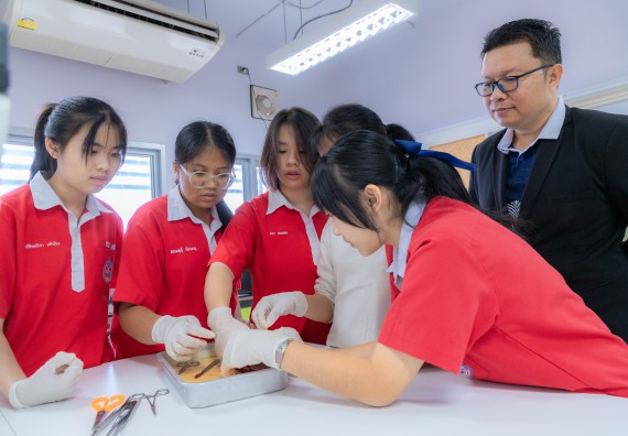 ภาพกิจกรรม  คณะวิทยาศาสตร์และเทคโนโลยี มหาวิทยาลัยราชภัฏกำแพงเพชร ร่วมกับโรงเรียนกำแพงเพชรพิทยาคม จัดกิจกรรมค่ายวิทยาศาสตร์นักเรียนห้องเรียนพิเศษวิทยาศาสตร์