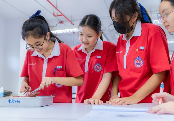 ภาพกิจกรรม  คณะวิทยาศาสตร์และเทคโนโลยี มหาวิทยาลัยราชภัฏกำแพงเพชร ร่วมกับโรงเรียนกำแพงเพชรพิทยาคม จัดกิจกรรมค่ายวิทยาศาสตร์นักเรียนห้องเรียนพิเศษวิทยาศาสตร์