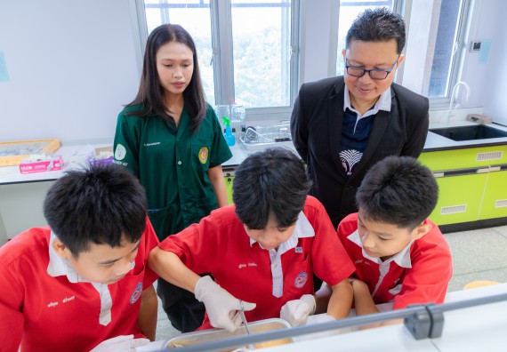 ภาพกิจกรรม  คณะวิทยาศาสตร์และเทคโนโลยี มหาวิทยาลัยราชภัฏกำแพงเพชร ร่วมกับโรงเรียนกำแพงเพชรพิทยาคม จัดกิจกรรมค่ายวิทยาศาสตร์นักเรียนห้องเรียนพิเศษวิทยาศาสตร์