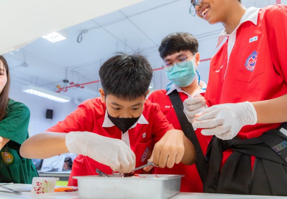 ภาพกิจกรรม  คณะวิทยาศาสตร์และเทคโนโลยี มหาวิทยาลัยราชภัฏกำแพงเพชร ร่วมกับโรงเรียนกำแพงเพชรพิทยาคม จัดกิจกรรมค่ายวิทยาศาสตร์นักเรียนห้องเรียนพิเศษวิทยาศาสตร์