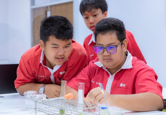 ภาพกิจกรรม  คณะวิทยาศาสตร์และเทคโนโลยี มหาวิทยาลัยราชภัฏกำแพงเพชร ร่วมกับโรงเรียนกำแพงเพชรพิทยาคม จัดกิจกรรมค่ายวิทยาศาสตร์นักเรียนห้องเรียนพิเศษวิทยาศาสตร์