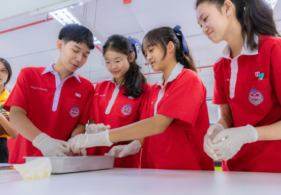 ภาพกิจกรรม  คณะวิทยาศาสตร์และเทคโนโลยี มหาวิทยาลัยราชภัฏกำแพงเพชร ร่วมกับโรงเรียนกำแพงเพชรพิทยาคม จัดกิจกรรมค่ายวิทยาศาสตร์นักเรียนห้องเรียนพิเศษวิทยาศาสตร์