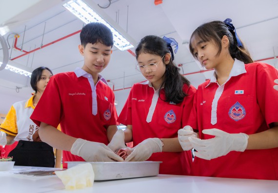 ภาพกิจกรรม  คณะวิทยาศาสตร์และเทคโนโลยี มหาวิทยาลัยราชภัฏกำแพงเพชร ร่วมกับโรงเรียนกำแพงเพชรพิทยาคม จัดกิจกรรมค่ายวิทยาศาสตร์นักเรียนห้องเรียนพิเศษวิทยาศาสตร์