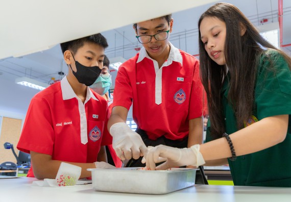 ภาพกิจกรรม  คณะวิทยาศาสตร์และเทคโนโลยี มหาวิทยาลัยราชภัฏกำแพงเพชร ร่วมกับโรงเรียนกำแพงเพชรพิทยาคม จัดกิจกรรมค่ายวิทยาศาสตร์นักเรียนห้องเรียนพิเศษวิทยาศาสตร์