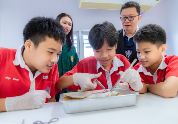 ภาพกิจกรรม  คณะวิทยาศาสตร์และเทคโนโลยี มหาวิทยาลัยราชภัฏกำแพงเพชร ร่วมกับโรงเรียนกำแพงเพชรพิทยาคม จัดกิจกรรมค่ายวิทยาศาสตร์นักเรียนห้องเรียนพิเศษวิทยาศาสตร์