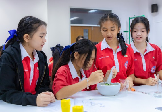 ภาพกิจกรรม  คณะวิทยาศาสตร์และเทคโนโลยี มหาวิทยาลัยราชภัฏกำแพงเพชร ร่วมกับโรงเรียนกำแพงเพชรพิทยาคม จัดกิจกรรมค่ายวิทยาศาสตร์นักเรียนห้องเรียนพิเศษวิทยาศาสตร์