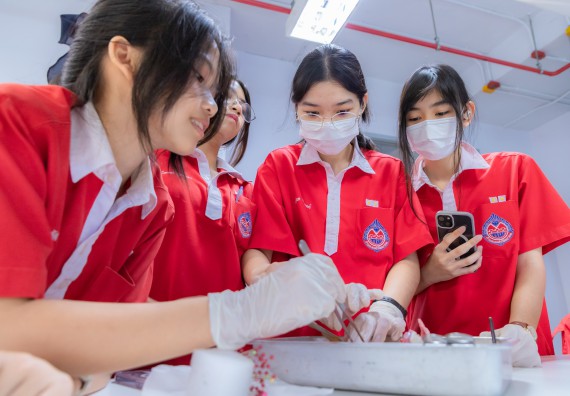 ภาพกิจกรรม  คณะวิทยาศาสตร์และเทคโนโลยี มหาวิทยาลัยราชภัฏกำแพงเพชร ร่วมกับโรงเรียนกำแพงเพชรพิทยาคม จัดกิจกรรมค่ายวิทยาศาสตร์นักเรียนห้องเรียนพิเศษวิทยาศาสตร์