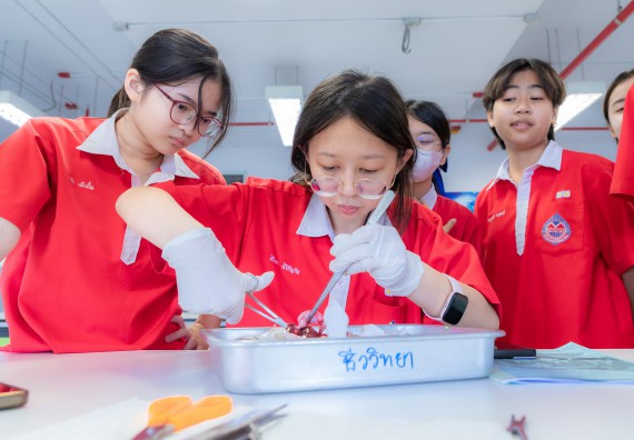 ภาพกิจกรรม  คณะวิทยาศาสตร์และเทคโนโลยี มหาวิทยาลัยราชภัฏกำแพงเพชร ร่วมกับโรงเรียนกำแพงเพชรพิทยาคม จัดกิจกรรมค่ายวิทยาศาสตร์นักเรียนห้องเรียนพิเศษวิทยาศาสตร์