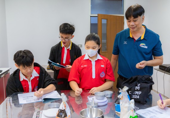 ภาพกิจกรรม  คณะวิทยาศาสตร์และเทคโนโลยี มหาวิทยาลัยราชภัฏกำแพงเพชร ร่วมกับโรงเรียนกำแพงเพชรพิทยาคม จัดกิจกรรมค่ายวิทยาศาสตร์นักเรียนห้องเรียนพิเศษวิทยาศาสตร์