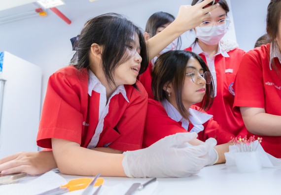 ภาพกิจกรรม  คณะวิทยาศาสตร์และเทคโนโลยี มหาวิทยาลัยราชภัฏกำแพงเพชร ร่วมกับโรงเรียนกำแพงเพชรพิทยาคม จัดกิจกรรมค่ายวิทยาศาสตร์นักเรียนห้องเรียนพิเศษวิทยาศาสตร์