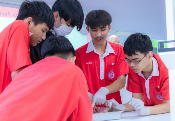 ภาพกิจกรรม  คณะวิทยาศาสตร์และเทคโนโลยี มหาวิทยาลัยราชภัฏกำแพงเพชร ร่วมกับโรงเรียนกำแพงเพชรพิทยาคม จัดกิจกรรมค่ายวิทยาศาสตร์นักเรียนห้องเรียนพิเศษวิทยาศาสตร์