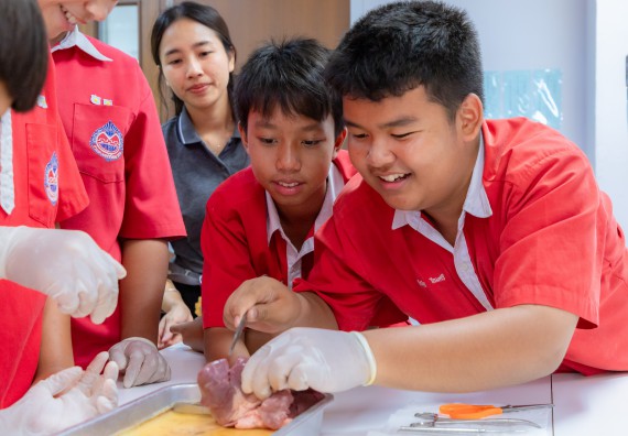 ภาพกิจกรรม  คณะวิทยาศาสตร์และเทคโนโลยี มหาวิทยาลัยราชภัฏกำแพงเพชร ร่วมกับโรงเรียนกำแพงเพชรพิทยาคม จัดกิจกรรมค่ายวิทยาศาสตร์นักเรียนห้องเรียนพิเศษวิทยาศาสตร์