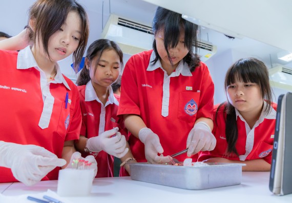 ภาพกิจกรรม  คณะวิทยาศาสตร์และเทคโนโลยี มหาวิทยาลัยราชภัฏกำแพงเพชร ร่วมกับโรงเรียนกำแพงเพชรพิทยาคม จัดกิจกรรมค่ายวิทยาศาสตร์นักเรียนห้องเรียนพิเศษวิทยาศาสตร์