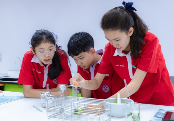 ภาพกิจกรรม  คณะวิทยาศาสตร์และเทคโนโลยี มหาวิทยาลัยราชภัฏกำแพงเพชร ร่วมกับโรงเรียนกำแพงเพชรพิทยาคม จัดกิจกรรมค่ายวิทยาศาสตร์นักเรียนห้องเรียนพิเศษวิทยาศาสตร์