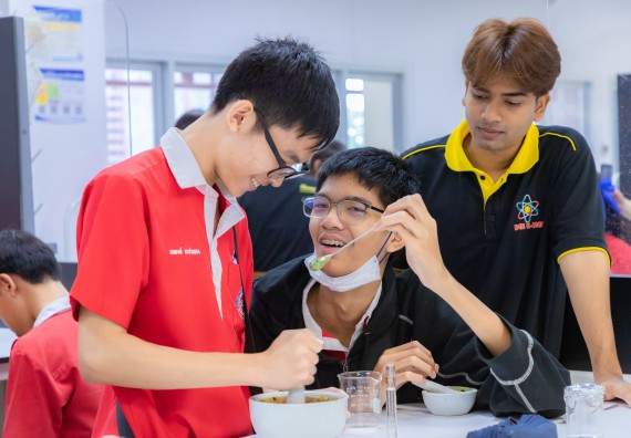 ภาพกิจกรรม  คณะวิทยาศาสตร์และเทคโนโลยี มหาวิทยาลัยราชภัฏกำแพงเพชร ร่วมกับโรงเรียนกำแพงเพชรพิทยาคม จัดกิจกรรมค่ายวิทยาศาสตร์นักเรียนห้องเรียนพิเศษวิทยาศาสตร์