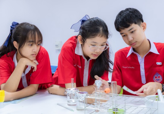 ภาพกิจกรรม  คณะวิทยาศาสตร์และเทคโนโลยี มหาวิทยาลัยราชภัฏกำแพงเพชร ร่วมกับโรงเรียนกำแพงเพชรพิทยาคม จัดกิจกรรมค่ายวิทยาศาสตร์นักเรียนห้องเรียนพิเศษวิทยาศาสตร์