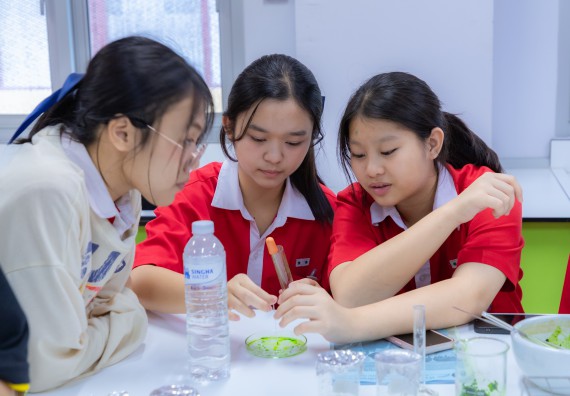 ภาพกิจกรรม  คณะวิทยาศาสตร์และเทคโนโลยี มหาวิทยาลัยราชภัฏกำแพงเพชร ร่วมกับโรงเรียนกำแพงเพชรพิทยาคม จัดกิจกรรมค่ายวิทยาศาสตร์นักเรียนห้องเรียนพิเศษวิทยาศาสตร์